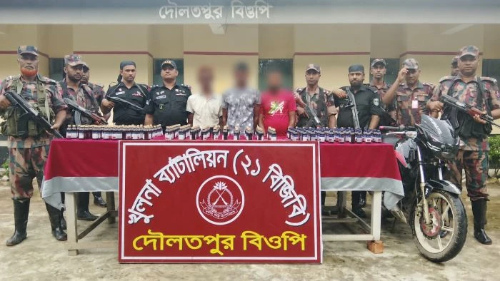 বেনাপোল সীমান্তে ১৮২ বোতল ভারতীয় নেশা জাতীয় সিরাপসহ আটক ৩